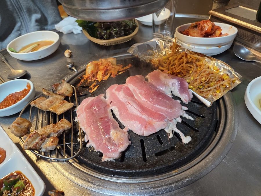 Gimhae Dwitgogi Saeng Samgyeopsal