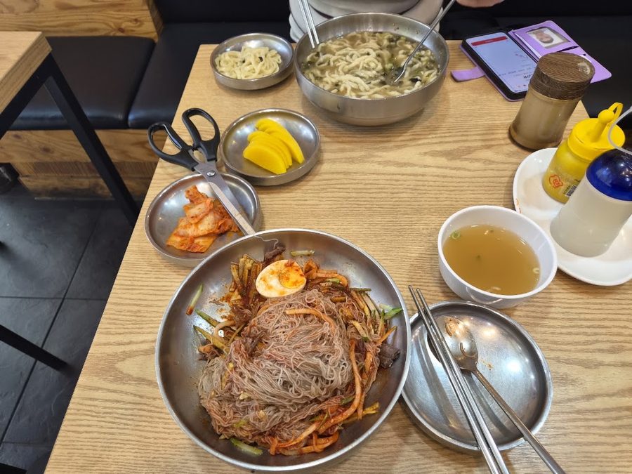 홍두깨 손칼국수 생돈까스 전문점