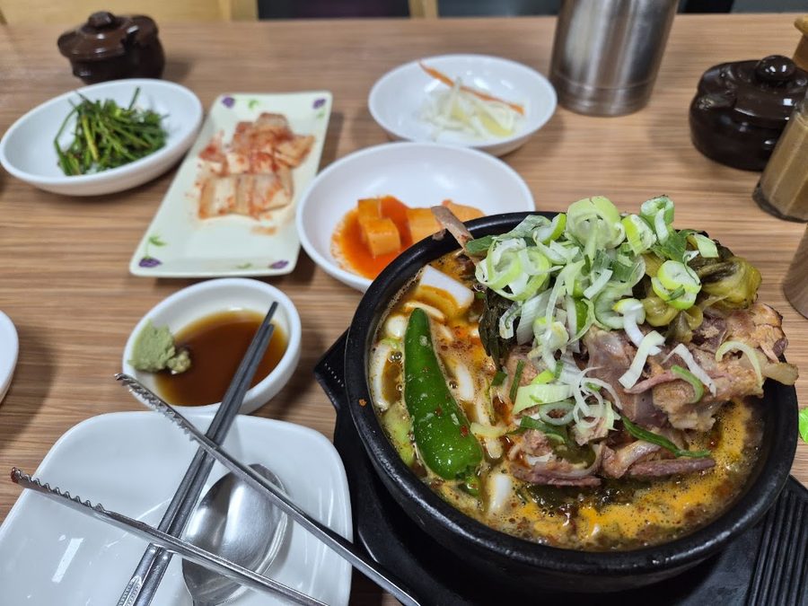 Dolphin Dwaeji Gukbap