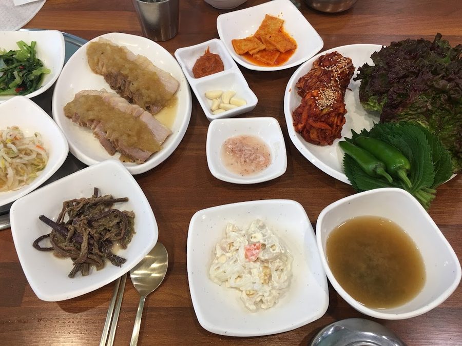 男子蒜泥菜包肉 水亭店