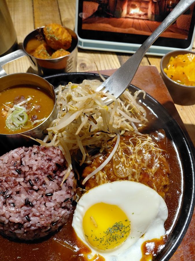ハンバーグトカレーヤ