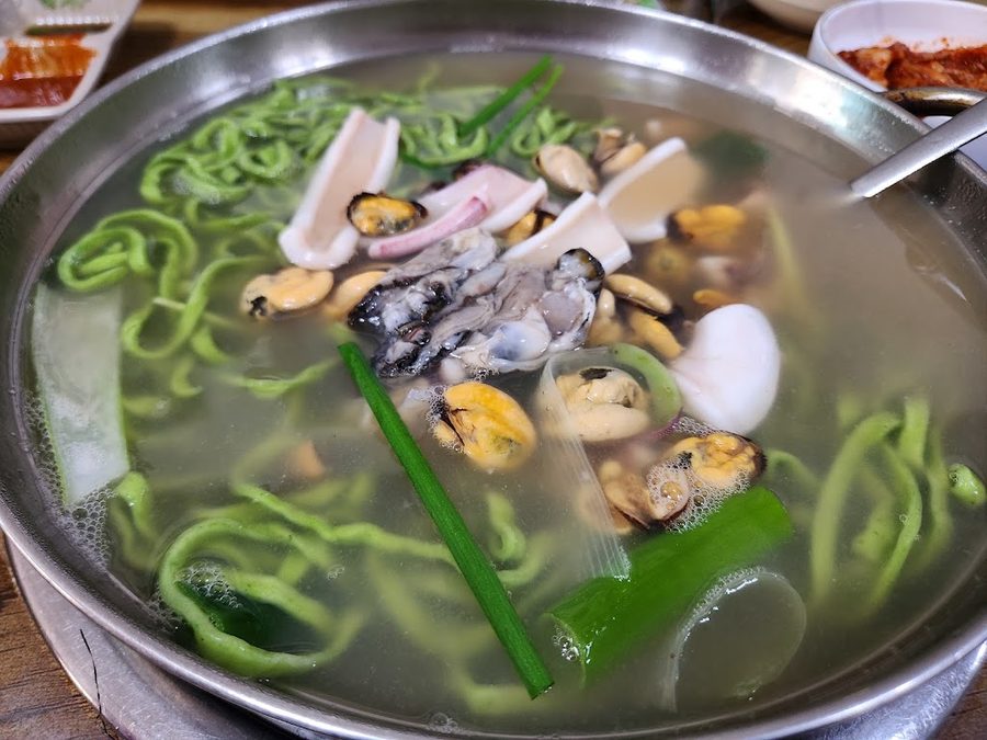 청주 봉명동 고향 홍굴부추칼국수