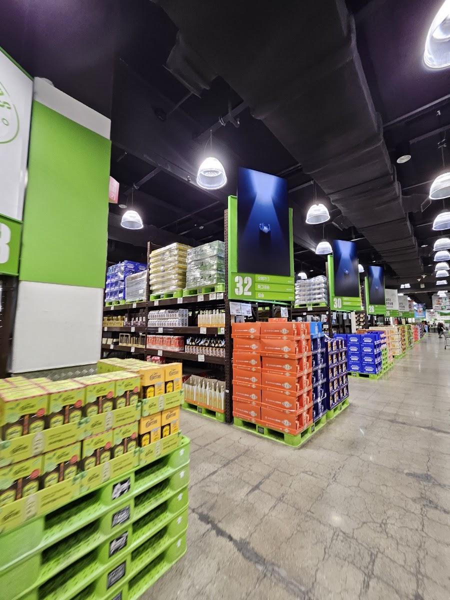 TRADERS WHOLESALE CLUB西面店