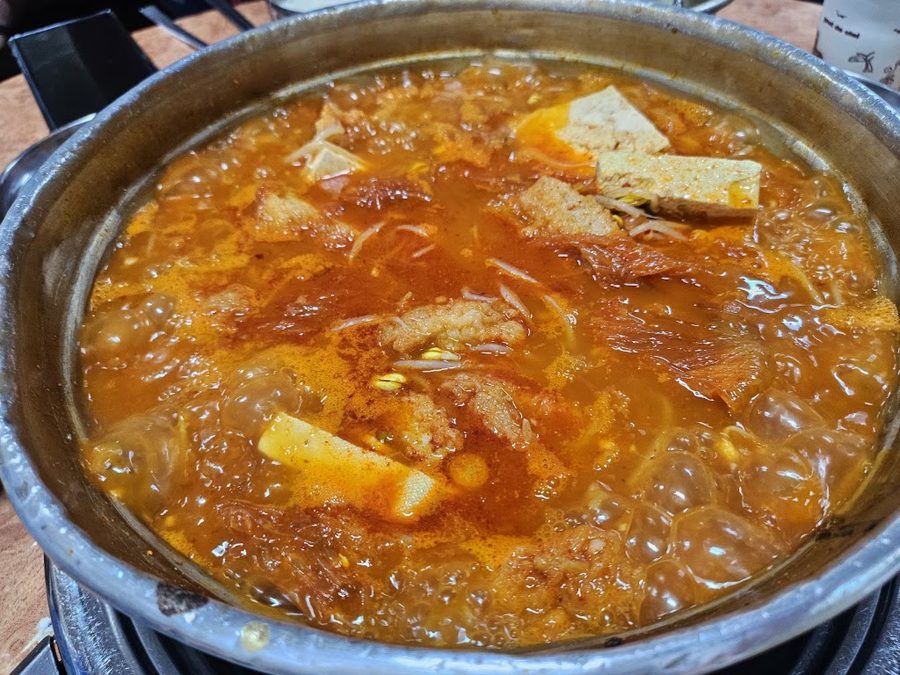 Yangpun Jip Heukdwaeji Kimchi Jjigae