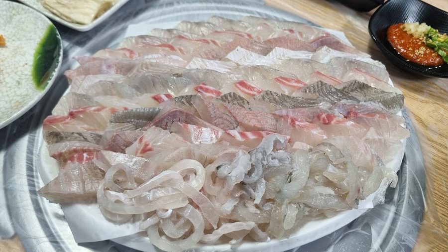 市場生魚片店