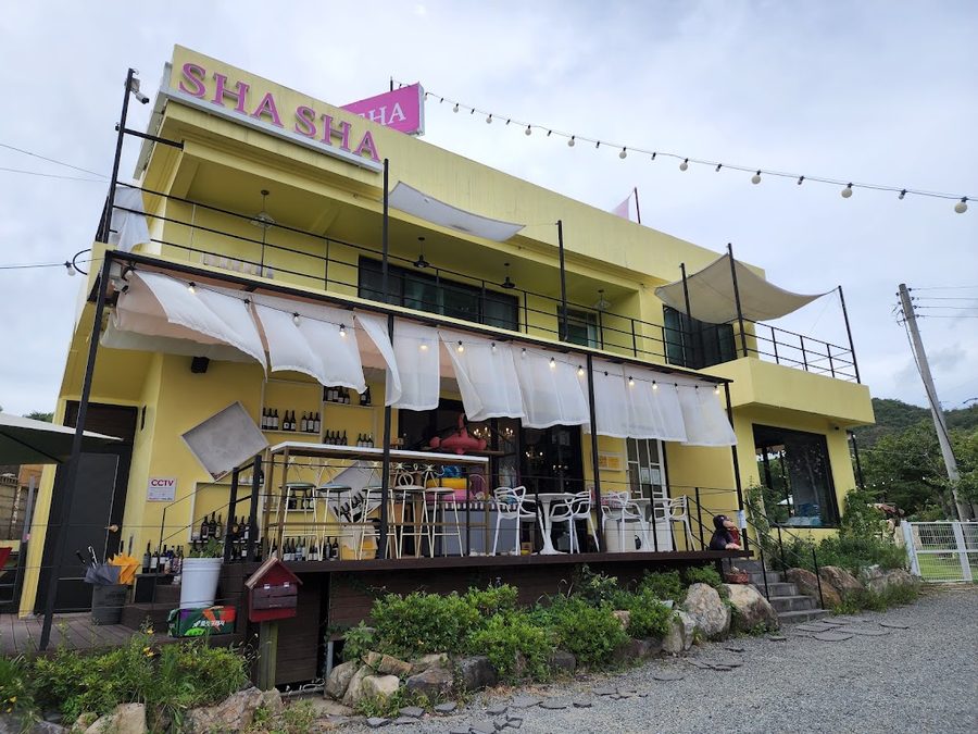 Salon Chacha Cafe