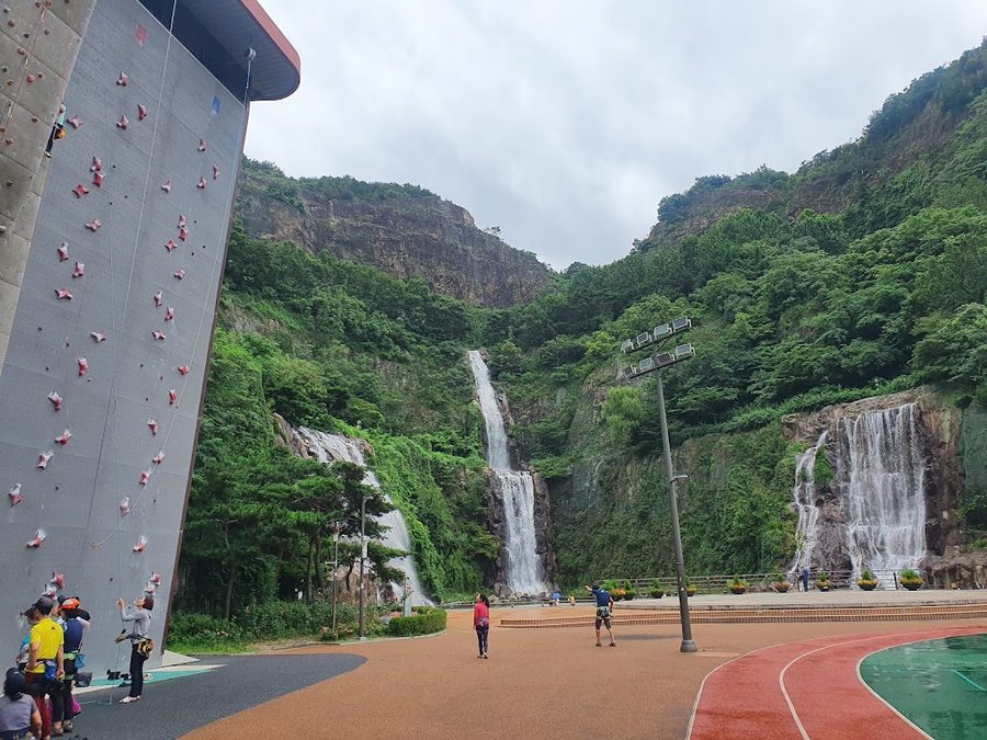 Seoul Yongmasan Waterfall