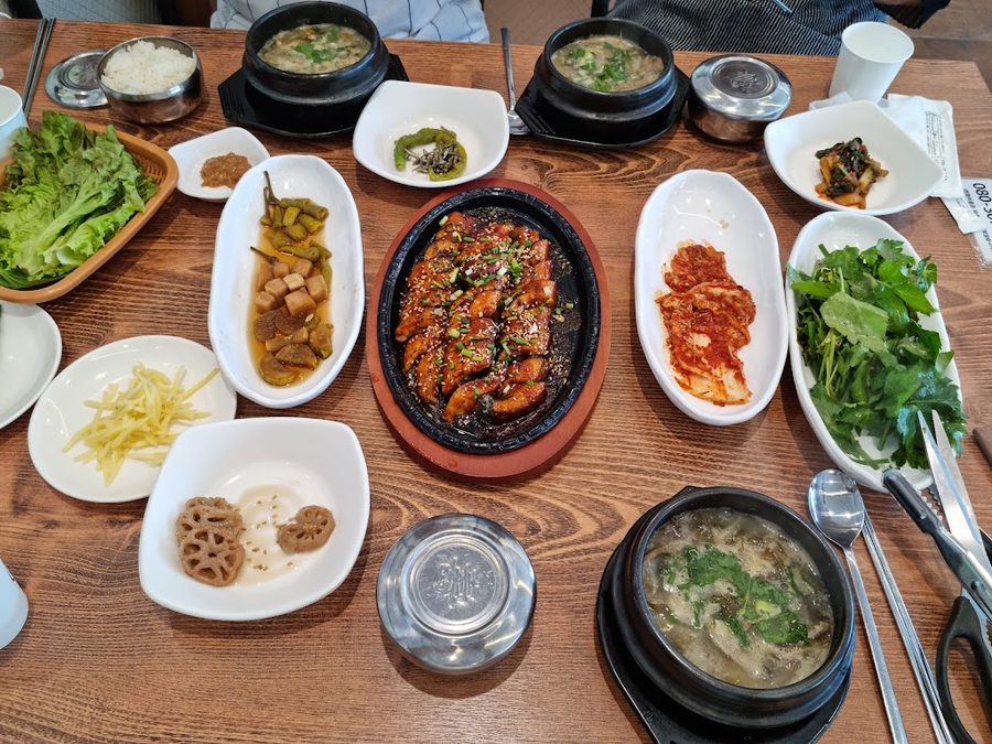 Deoksan Myeongga Cham Beef Gukbap