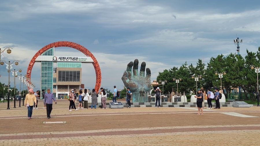 Homigot Sunrise Plaza Yeonorang Seonyeo Statue
