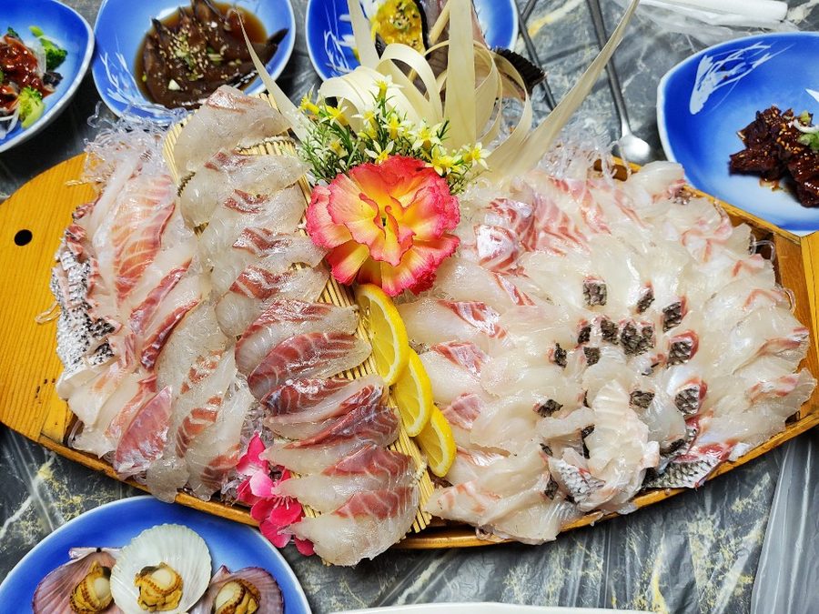 Chungmu Hoetjip (24hours Raw Fish Restaurant)