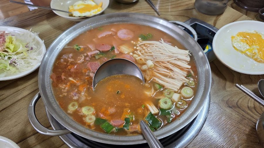 Bihaengjang Jeongmun Budae Jjigae