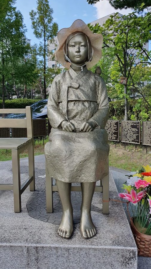 平和の少女像