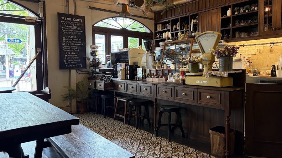 Petit Peyton Traveloque Cafe