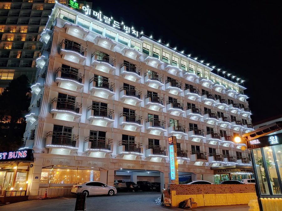 鏡浦海灘生魚片店