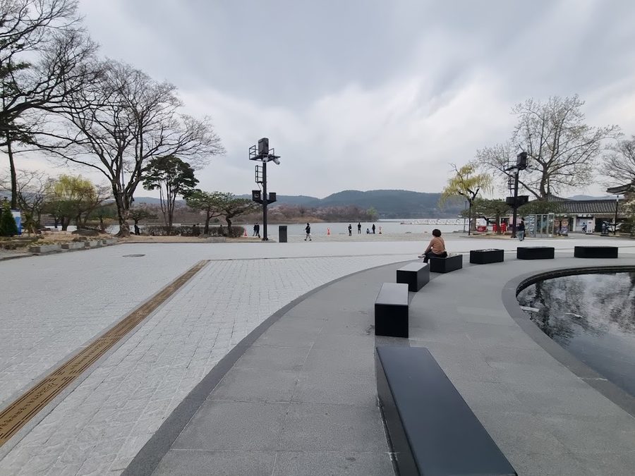 湖畔廣場