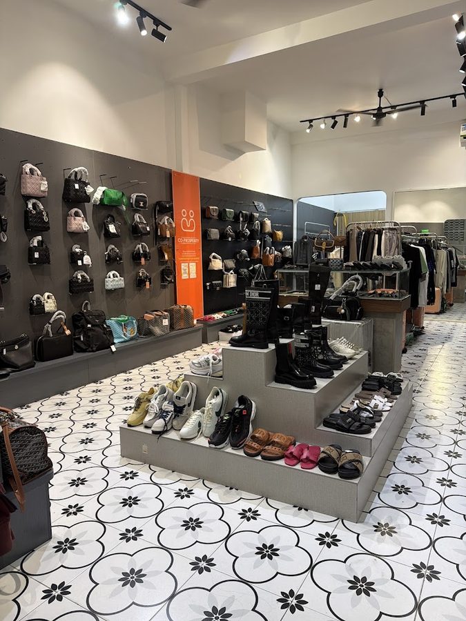 YAYA Outlet 手提包。峴港手錶
