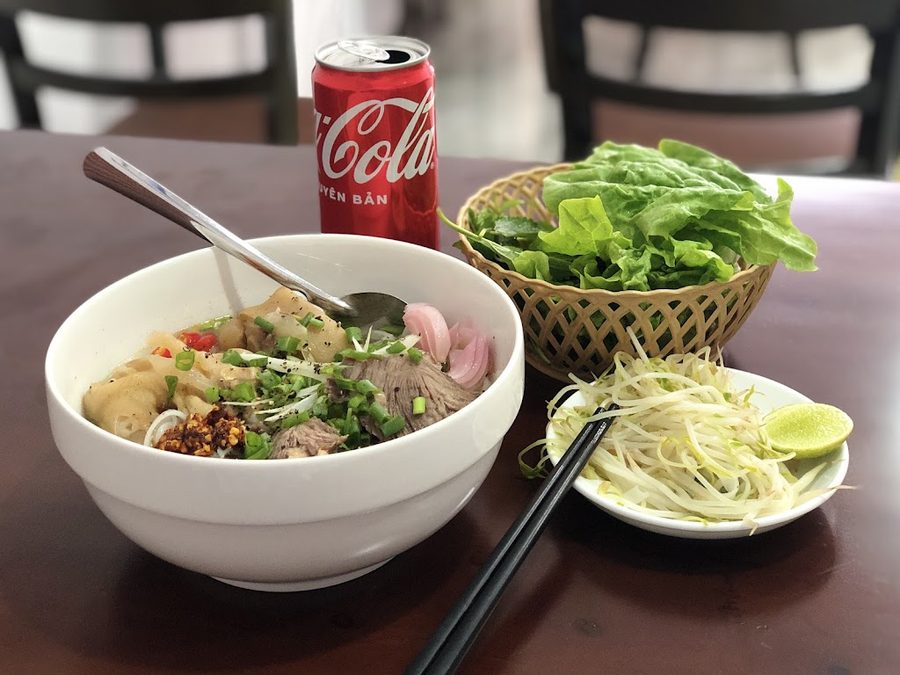 Moc Le restaurant pho, spring rolls, bread