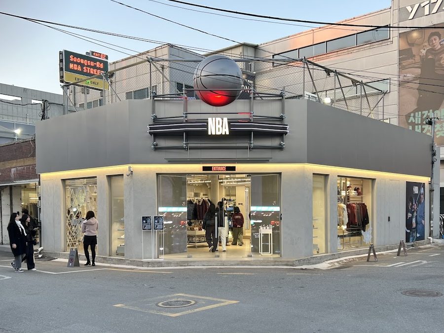NBA 플래그십스토어 서울 l NBA SEOUL FLAGSHIP STORE | NBA城秀店 ㅣNBAチームロゴをモチーフにしたさまざまなアパレルや雑貨だけでなく、限定商品やグッズも揃う空間です.