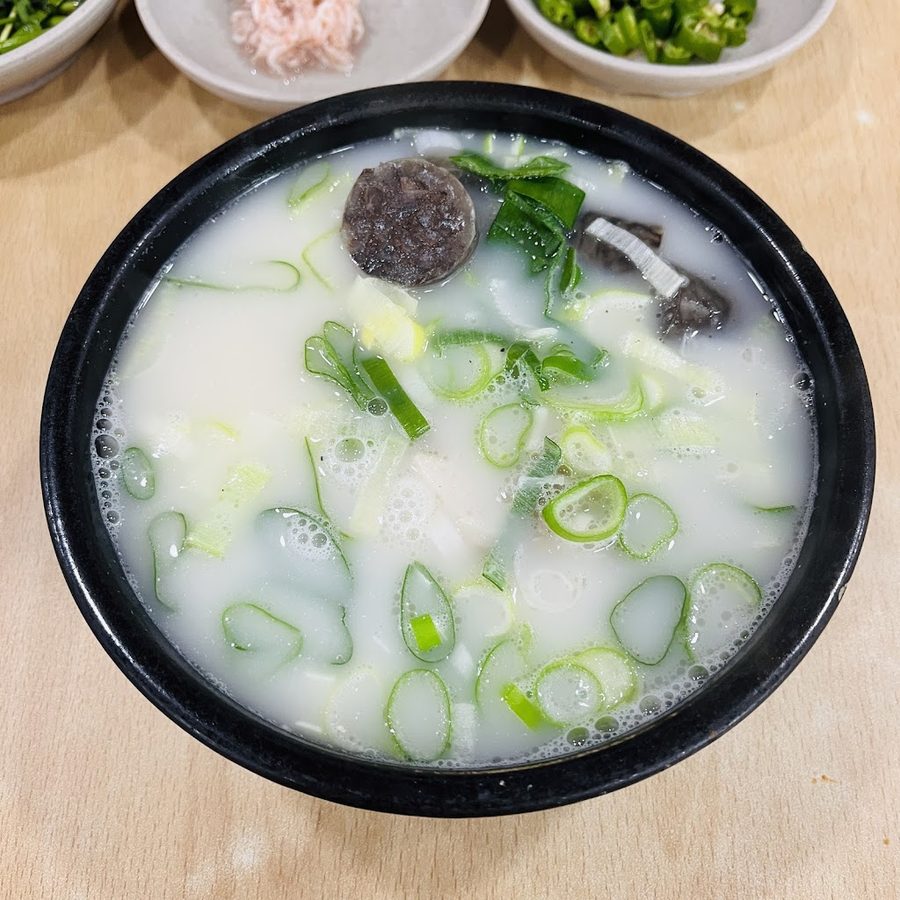 윤부자돼지국밥집