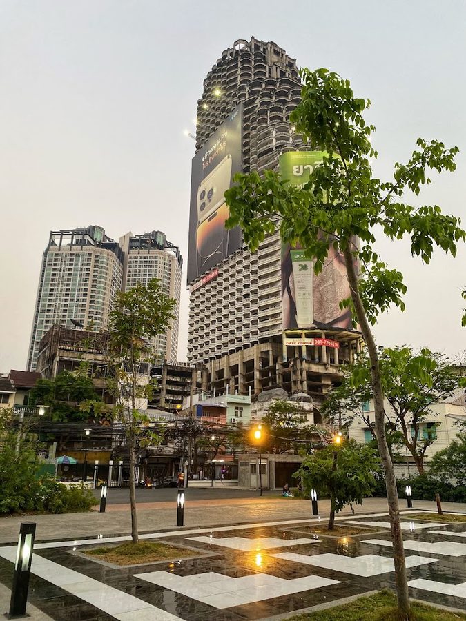 Saphan Taksin Public Park