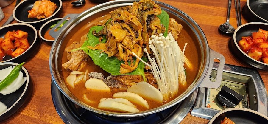 宮中海鮮刀削麵鮟鱇魚蒸