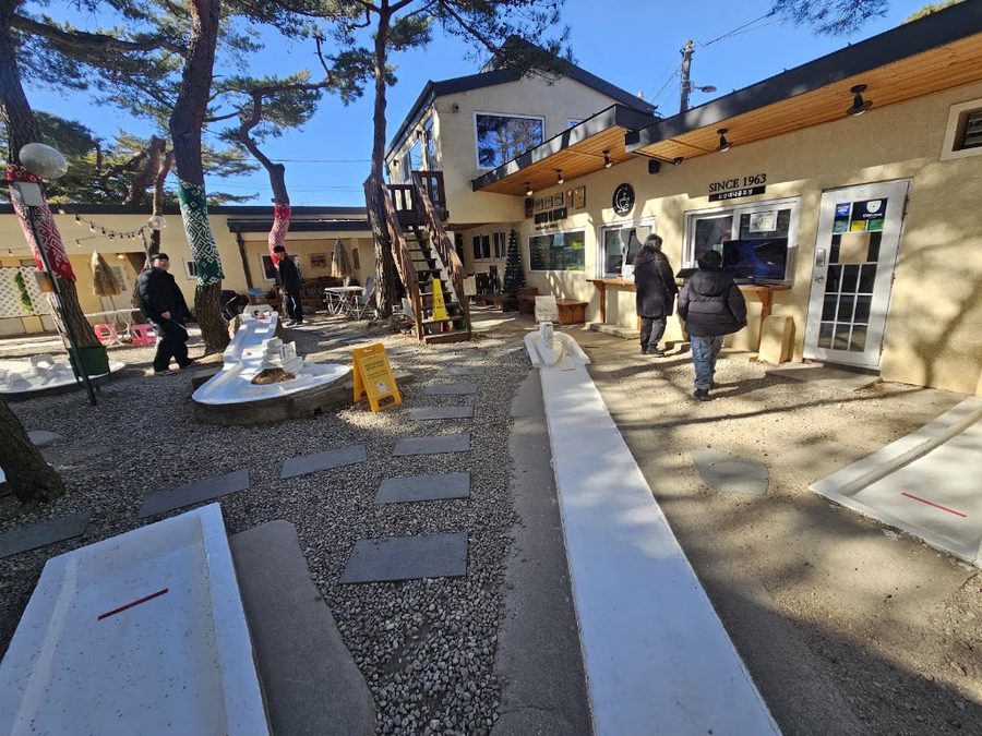 Bogwang Mini Golf Course with Cafe 18 Holes