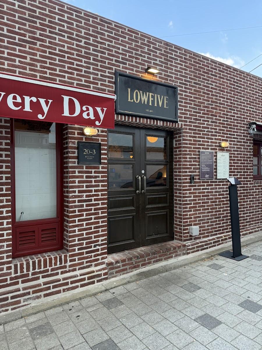 Low Five Anguk