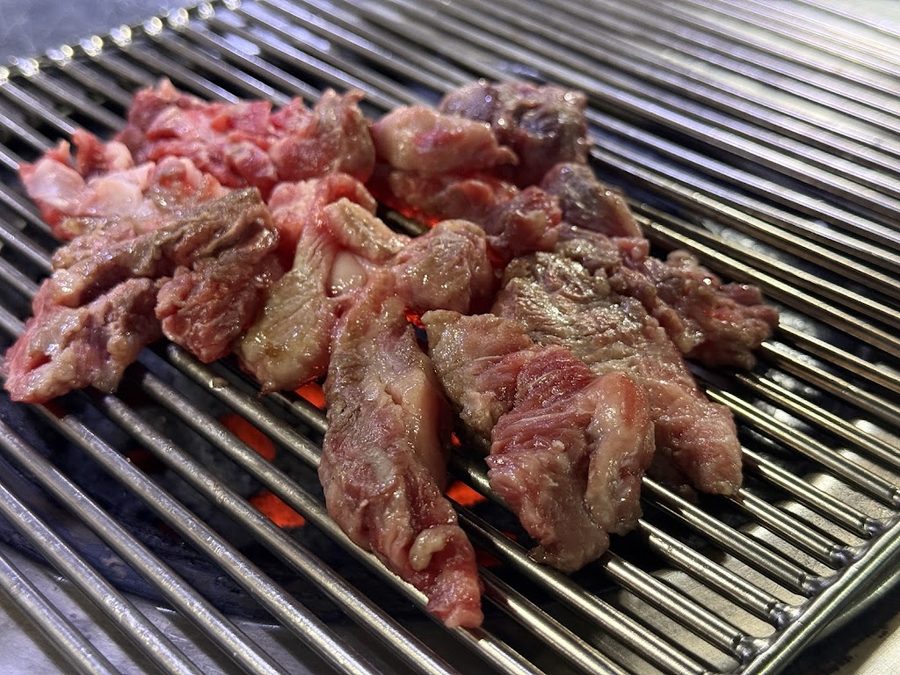 불타는 연탄불 소금구이