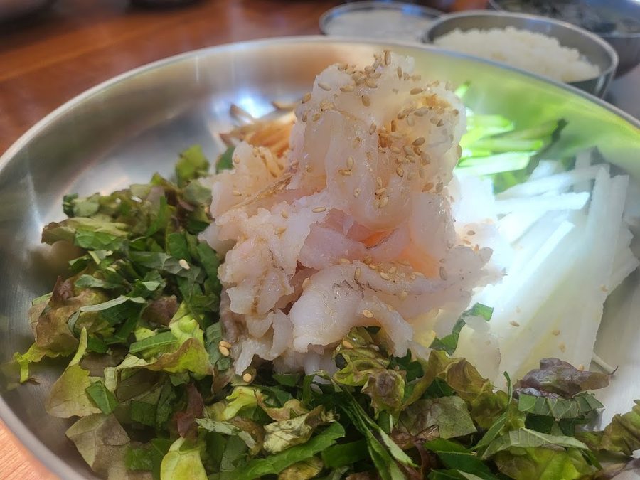 東山港水拌生魚片 束草店