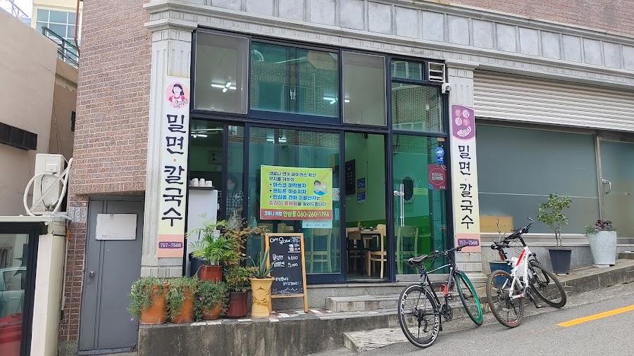 玉伊小麥麵刀削麵