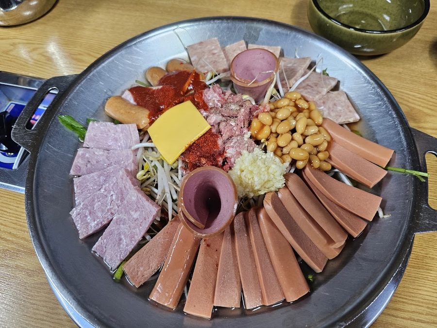 Chorongi Gomo Budae Jjigae