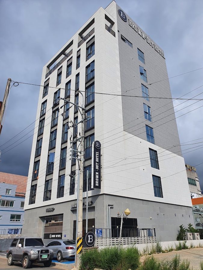 Brown-Dot Hotel