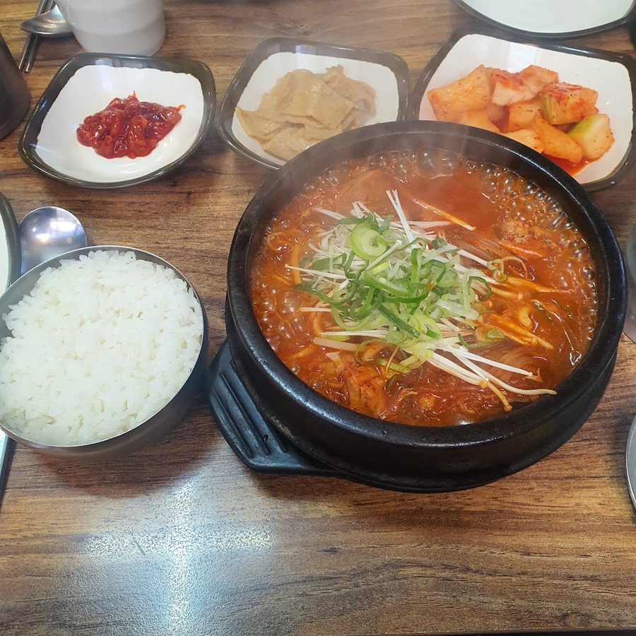 Jeonju Kongnamul Haejangguk