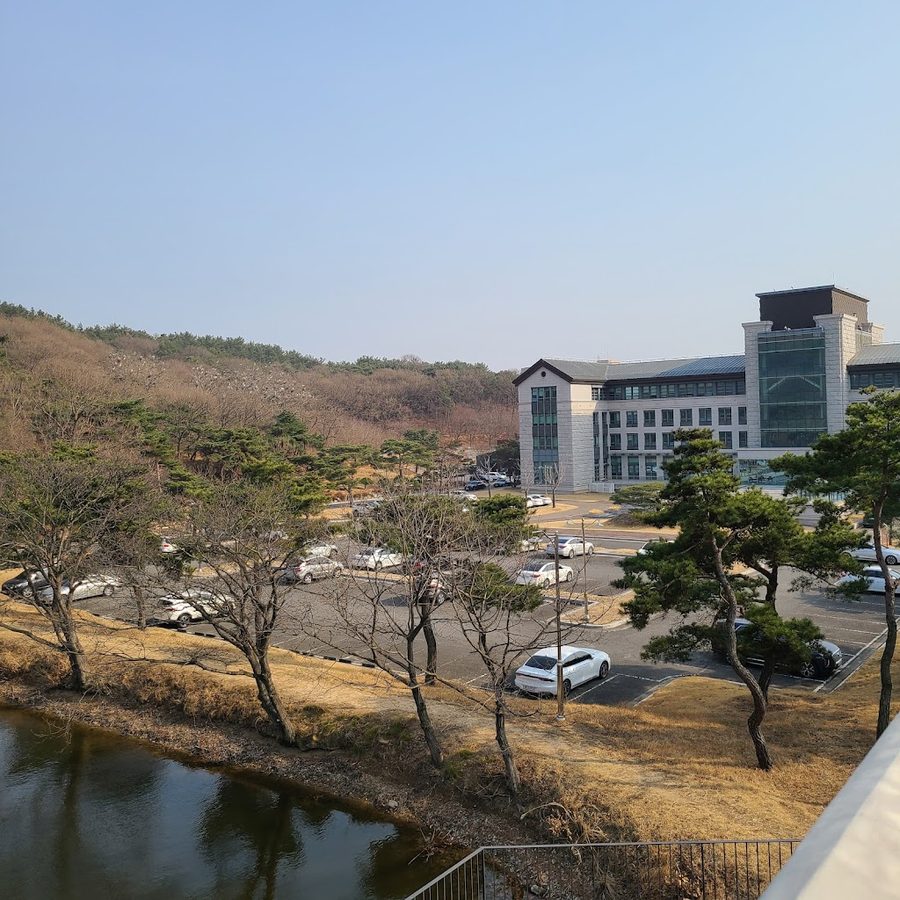 동국대학교 캠퍼스 정각원