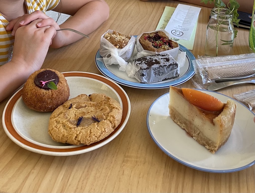 FOLK茶菓 (folksaka) cafe + bakery
