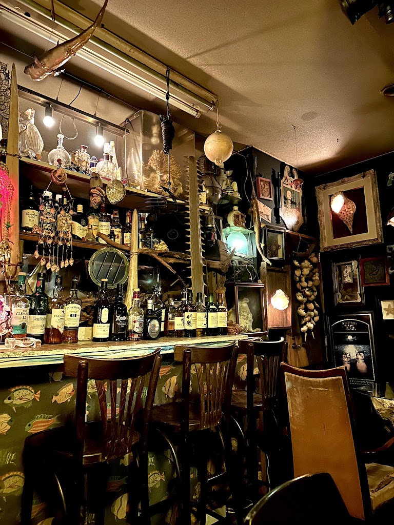 Shell house (undersea bar)